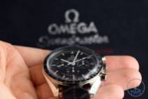 Omega Speedmaster Professional Moonwatch 42mm: Unboxing-Review [311.33.42.30.01.001] The Omega Speedmaster held in my hand held up to the front of the supplied box Omega Speedmaster Professional Moonwatch 42mm: Unboxing-Review [311.33.42.30.01.001] © 2016 blog.thewatchsource.co.uk