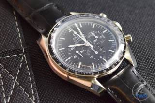 Sitting on supplied Omega box Omega Speedmaster Professional Moonwatch 42mm: Unboxing-Review [311.33.42.30.01.001] © 2016 blog.thewatchsource.co.uk All Rights Reserved