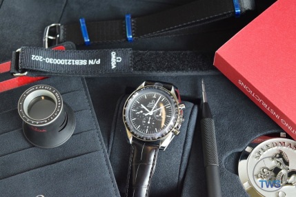 Omega Speedmaster Professional Moonwatch 42mm: Unboxing-Review [311.33.42.30.01.001] Everything supplied with Omega Speedmaster © 2016 blog.thewatchsource.co.uk